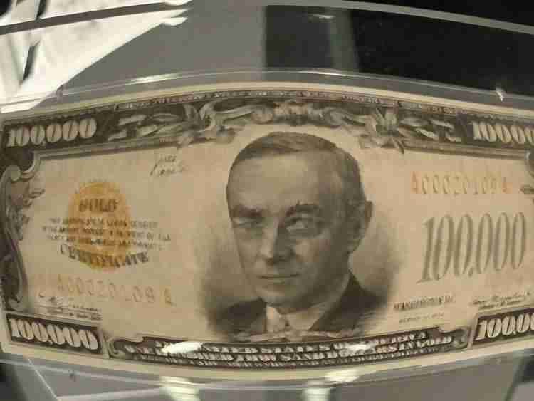 比特币突破重要里程碑：价格突破10万美元，市值接近2万亿美元